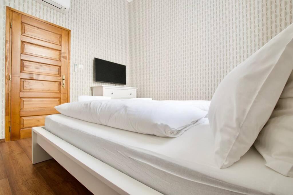 Premium Apartment By Hi5 - Central 3 Bedroom Budapest Exteriör bild