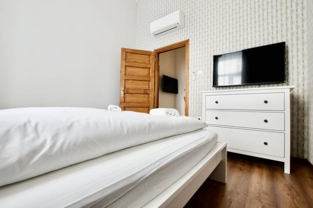 Premium Apartment By Hi5 - Central 3 Bedroom Budapest Exteriör bild