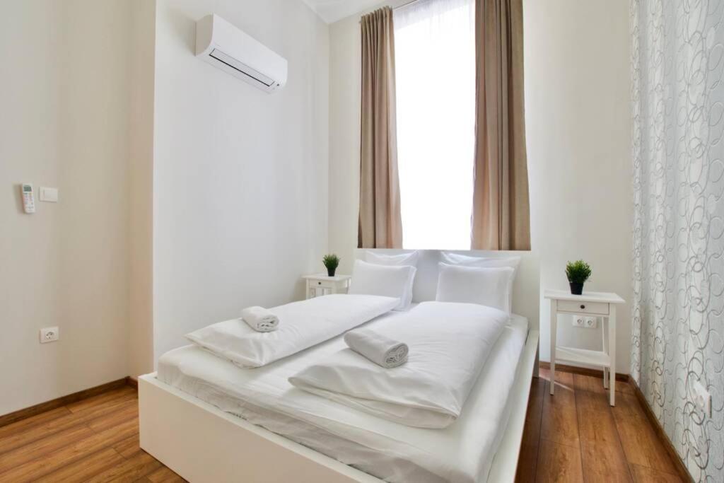 Premium Apartment By Hi5 - Central 3 Bedroom Budapest Exteriör bild