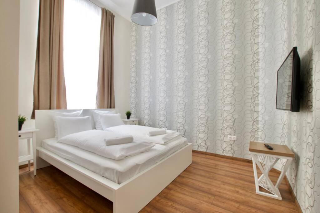 Premium Apartment By Hi5 - Central 3 Bedroom Budapest Exteriör bild