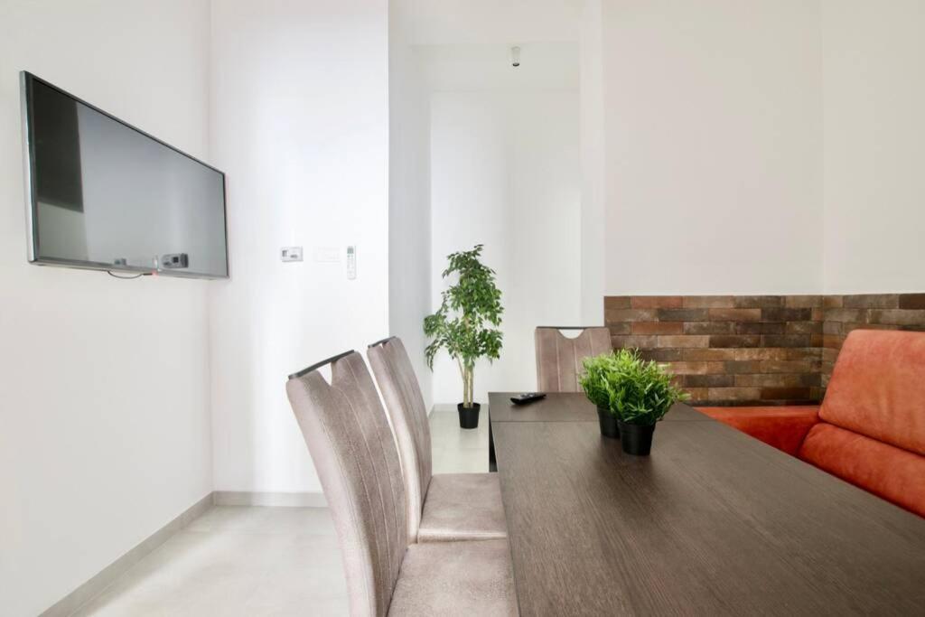 Premium Apartment By Hi5 - Central 3 Bedroom Budapest Exteriör bild